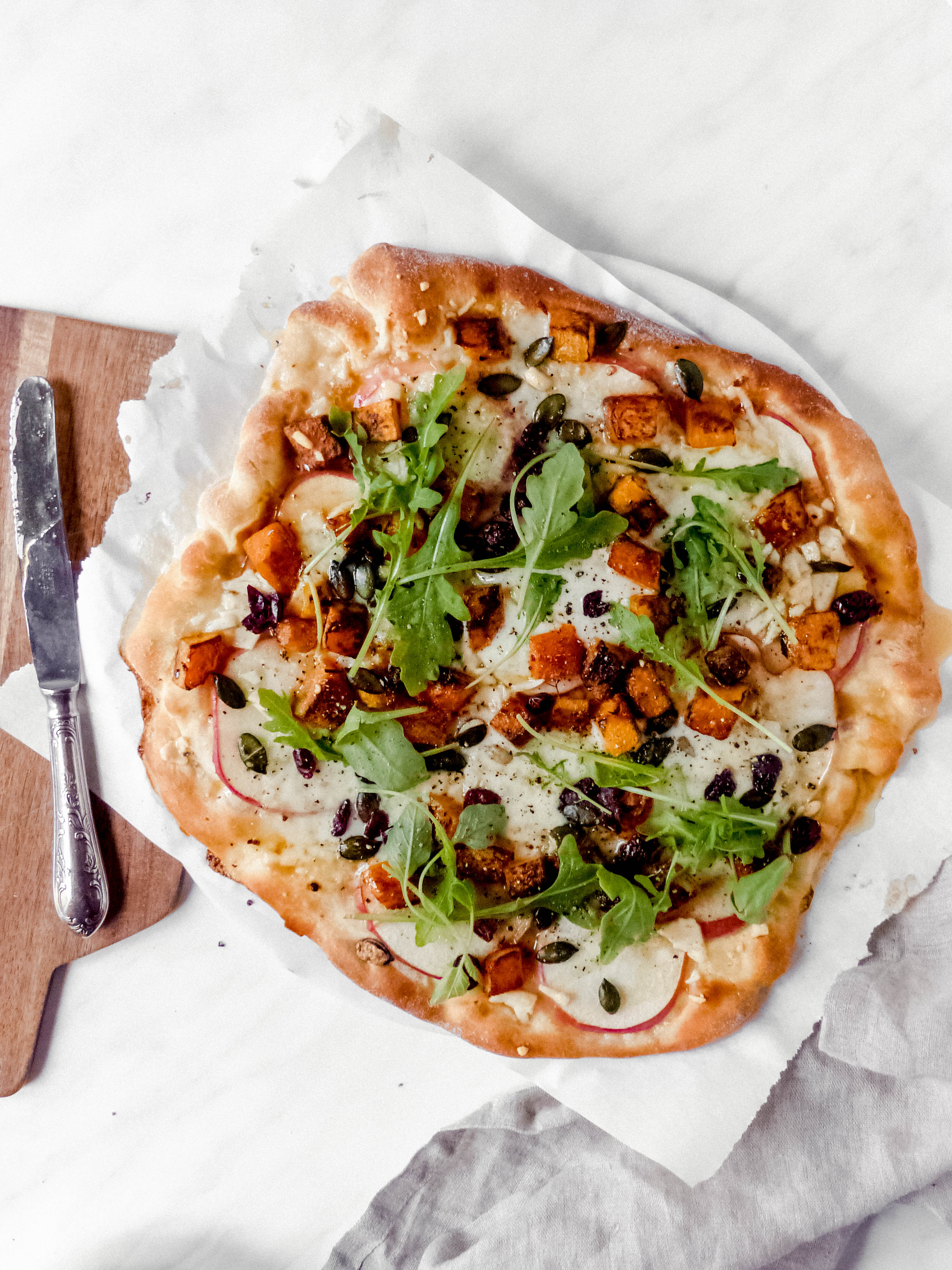 Herbstliche Pizza Mit Kurbis Und Apfel Anna Lee Eats