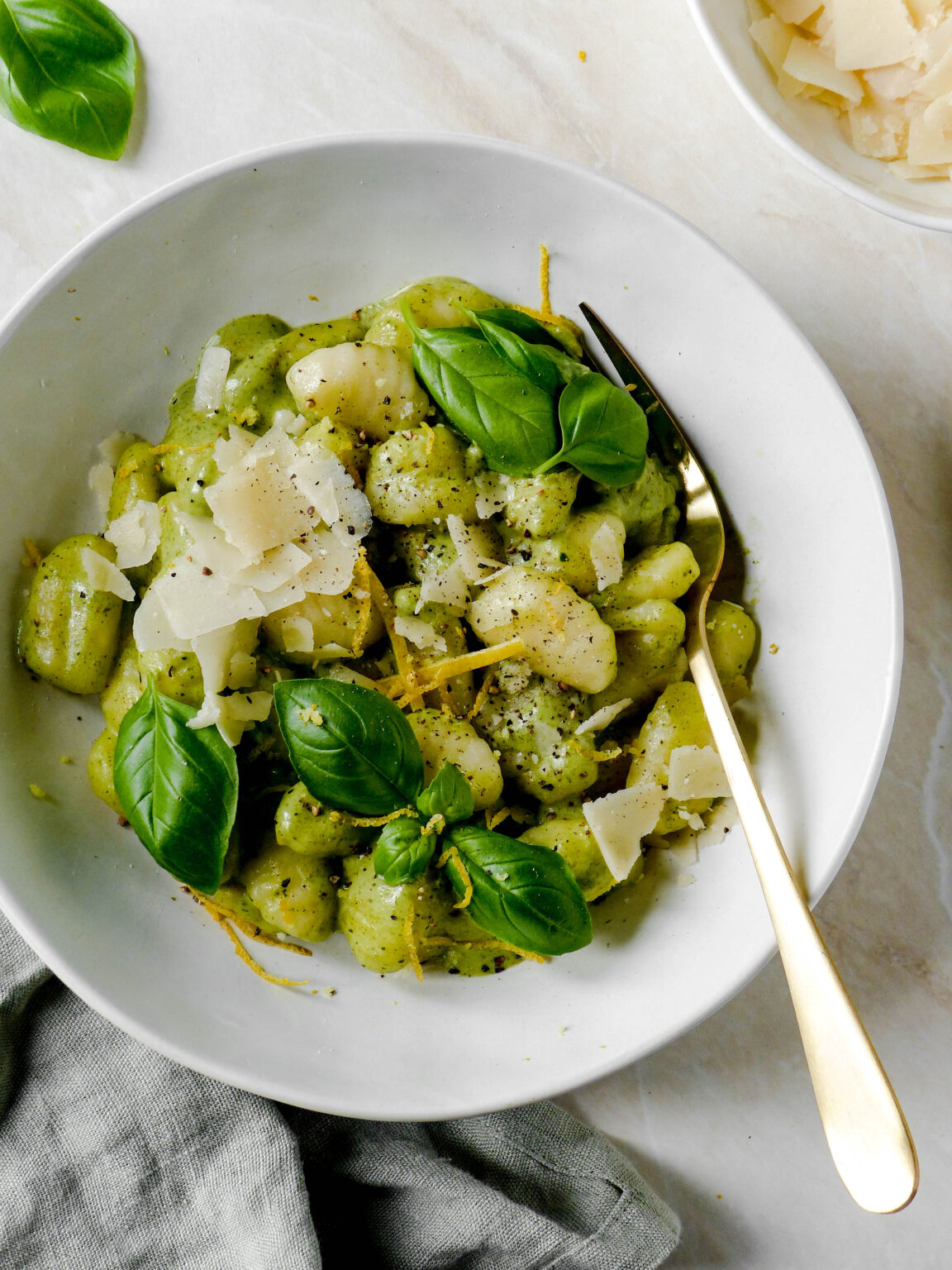 Gnocchi mit Basilikum-Pesto, Zitrone und Parmesan – Anna Lee EATS.