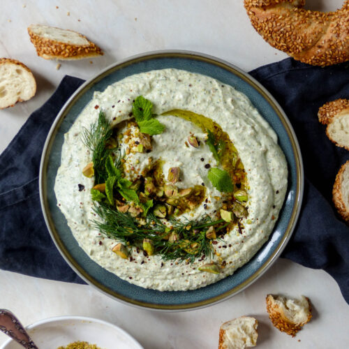 Frischkäse-Dip mit Pistazien und Gartenkräutern - Anna Lee EATS.