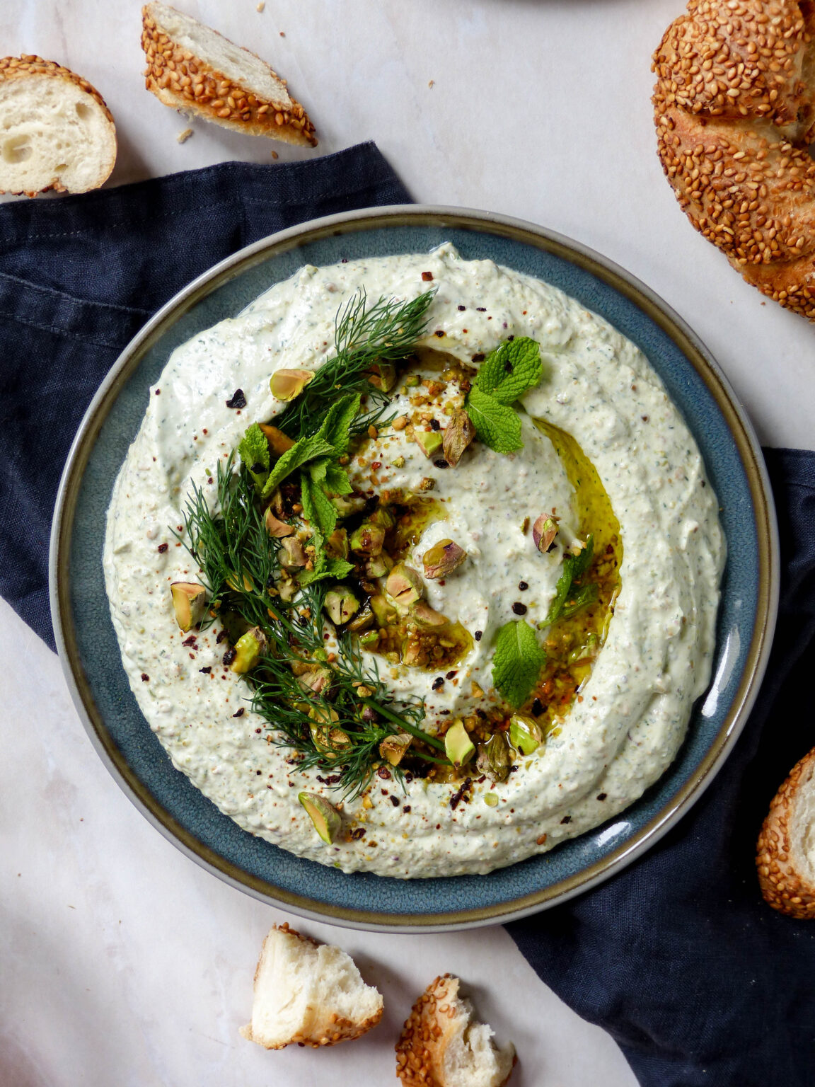 Frischkäse-Dip mit Pistazien und Gartenkräutern - Anna Lee EATS.