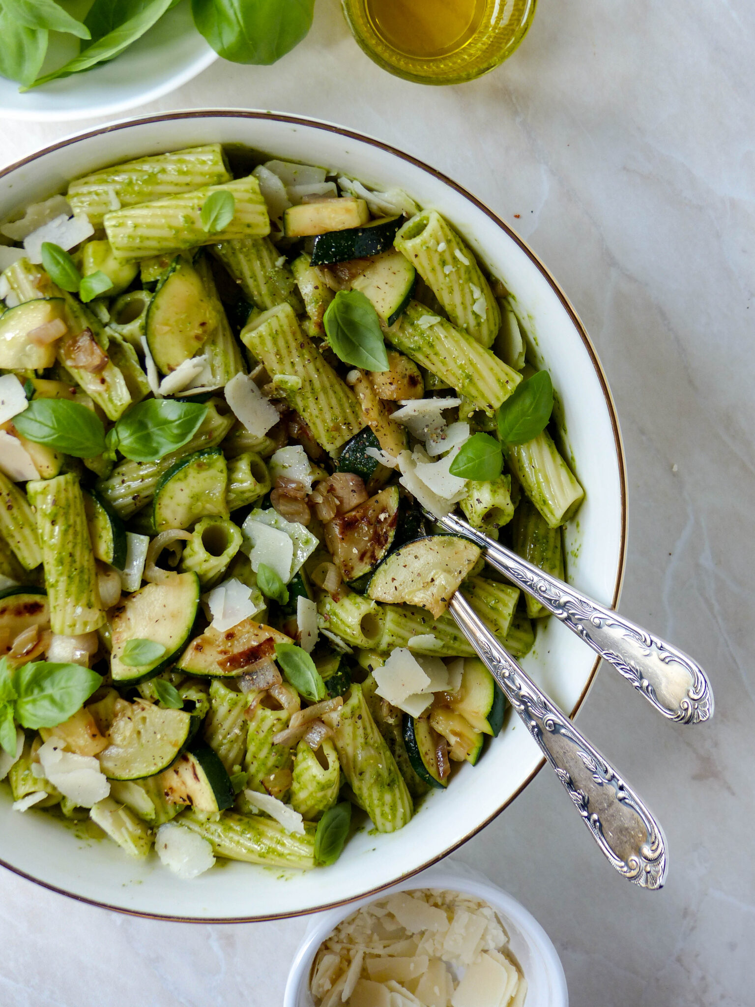 Grüner Nudelsalat mit Zucchini Parmesan und Basilikum Vinaigrette