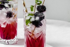 Anna_Lee_Eats_Brombeer_Limonade