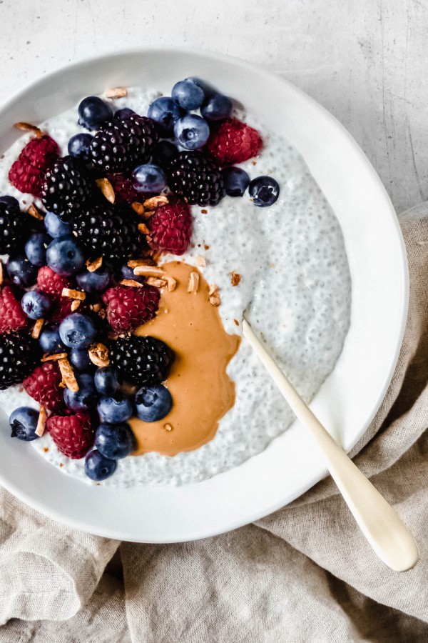 Anna_Lee_Eats_Mandel_Chiapudding_Beeren