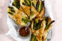 Anna_Lee_Eats_Blätterteigtaschen_Spargel_Camembert_Thymian_Honig