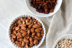 Anna_Lee_Eats_Müsli_Mix_Honig_Erdbeeren_Bowl