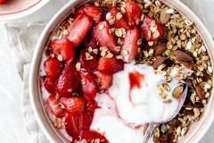 Anna_Lee_Eats_Müsli_Mix_Honig_Erdbeeren