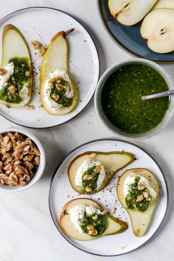 Anna Lee Eats. Birnen-Canapes mit geschlagenem Burrata, Pesto und Walnüssen Kochen Vegetarisch Anna Lee Brodesser