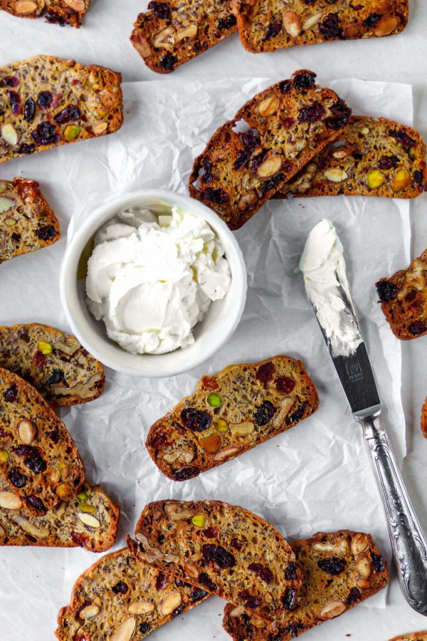 Anna_Lee_Eats_Frucht_Nuss_Cracker