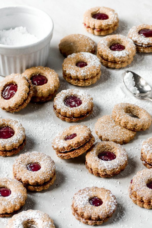 Anna_Lee_Eats_Linzer_Cookies_Himbeermarmelade