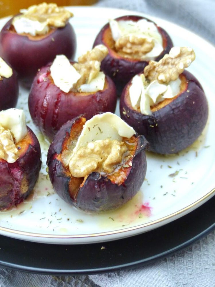 Gebackene Pflaumen mit Ziegenkäse, Thymian und Walnüssen - Anna Lee EATS.