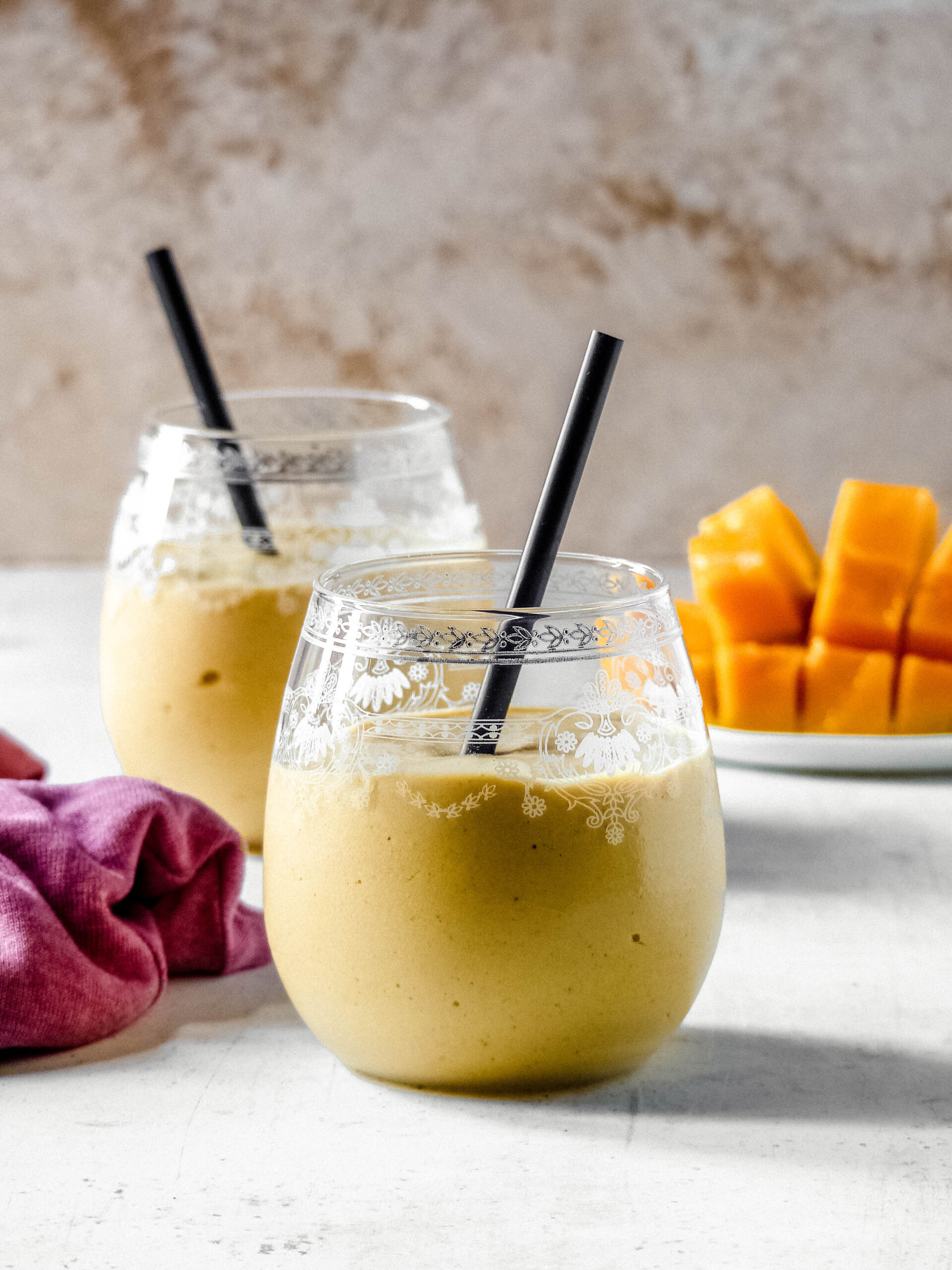 Veganer Mango-Joghurt Lassi - Anna Lee EATS.