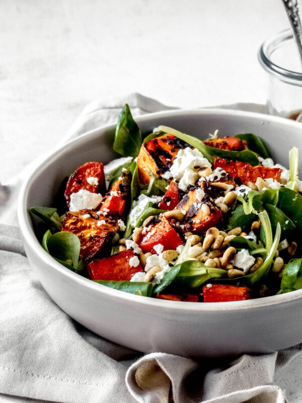 Feldsalat mit Feta, gerösteter Süßkartoffel und Pinienkernen - Anna Lee ...