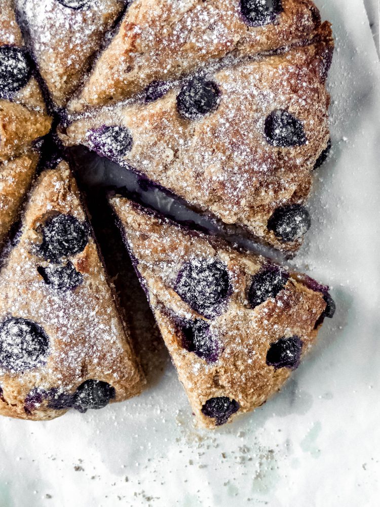 Kokosnuss-Vollkorn-Scones mit Blaubeeren - Anna Lee EATS. Kokosnuss-Vollkorn-Scones mit Blaubeeren - Anna Lee EATS.