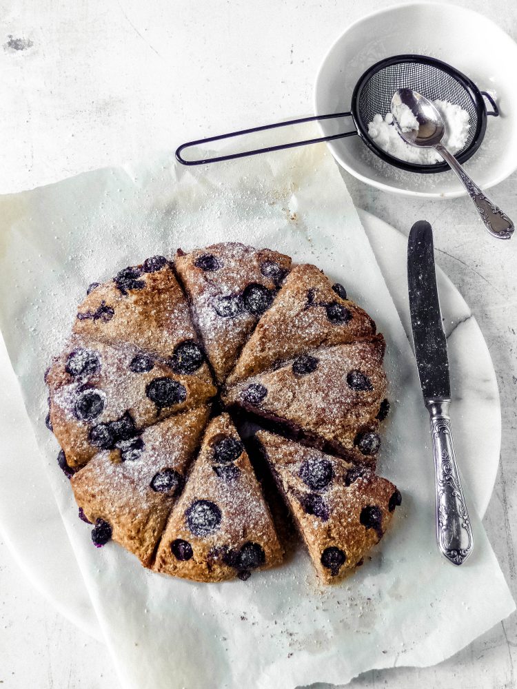 Kokosnuss-Vollkorn-Scones mit Blaubeeren - Anna Lee EATS.