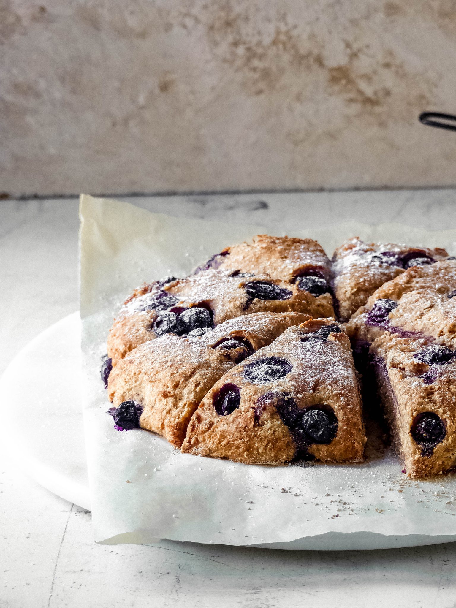 Kokosnuss-Vollkorn-Scones mit Blaubeeren - Anna Lee EATS. Kokosnuss-Vollkorn-Scones mit Blaubeeren - Anna Lee EATS.