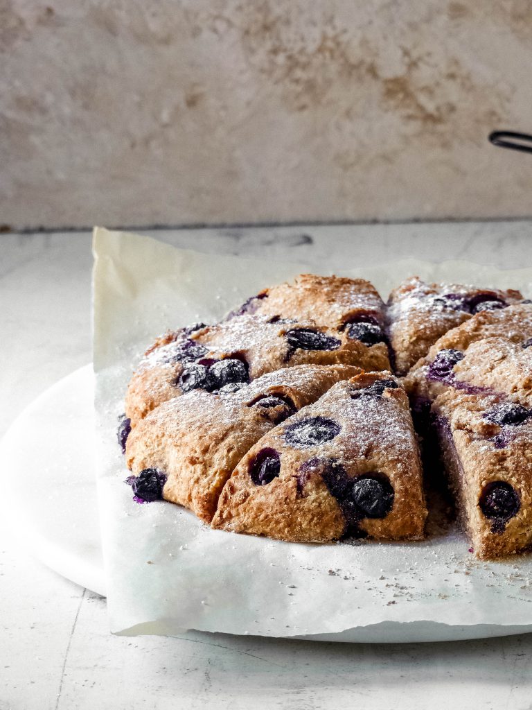 Kokosnuss-Vollkorn-Scones mit Blaubeeren - Anna Lee EATS.