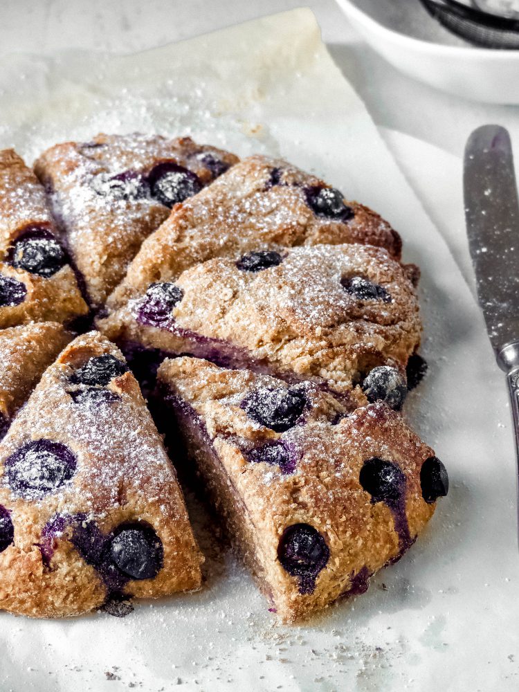 Kokosnuss-Vollkorn-Scones mit Blaubeeren - Anna Lee EATS.