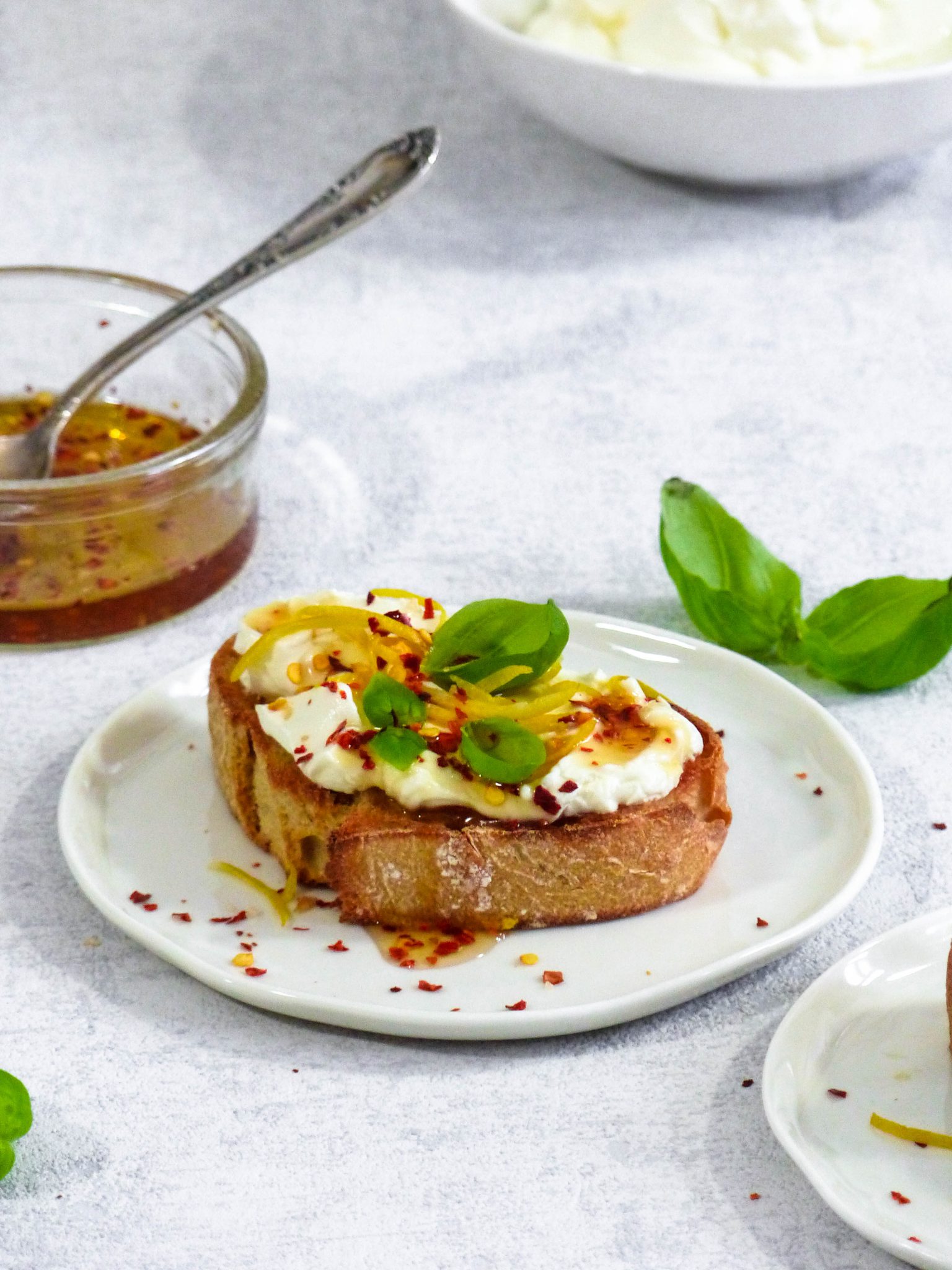 Crostini mit Ricotta, Zitrone und Chili-Honig - Anna Lee EATS.