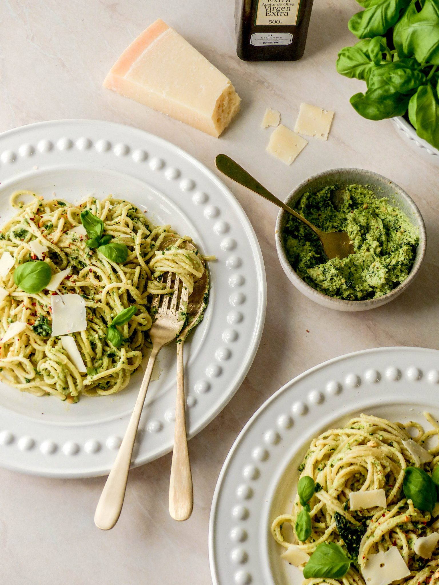 Einfache Basilikum-Pesto Spaghetti - Anna Lee EATS.