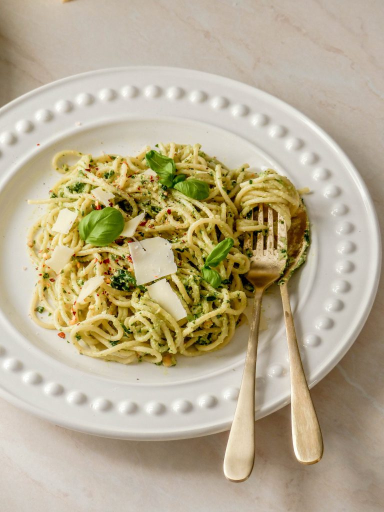 Einfache Basilikum-Pesto Spaghetti - Anna Lee EATS.