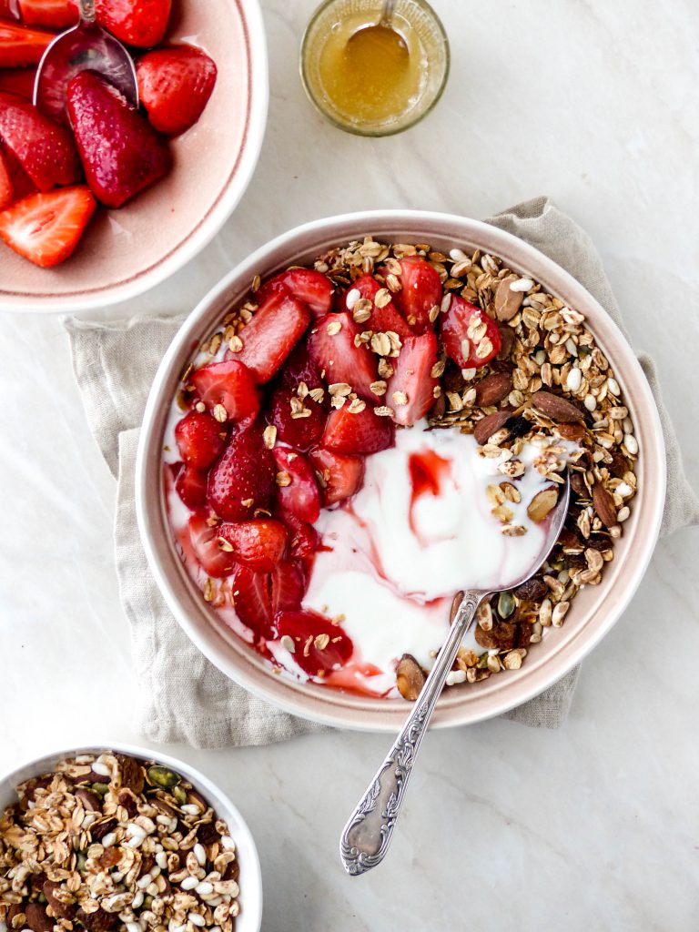 Selbstgemachter Müsli-Mix mit gebackenen Honig-Erdbeeren - Anna Lee EATS.