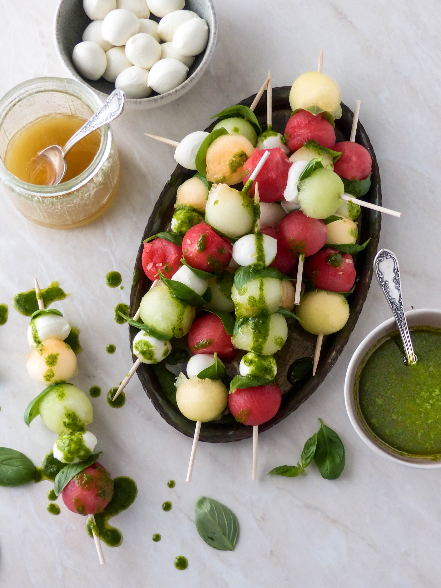 Melonenspieße mit Mozzarella und Pesto-Öl - Anna Lee EATS.