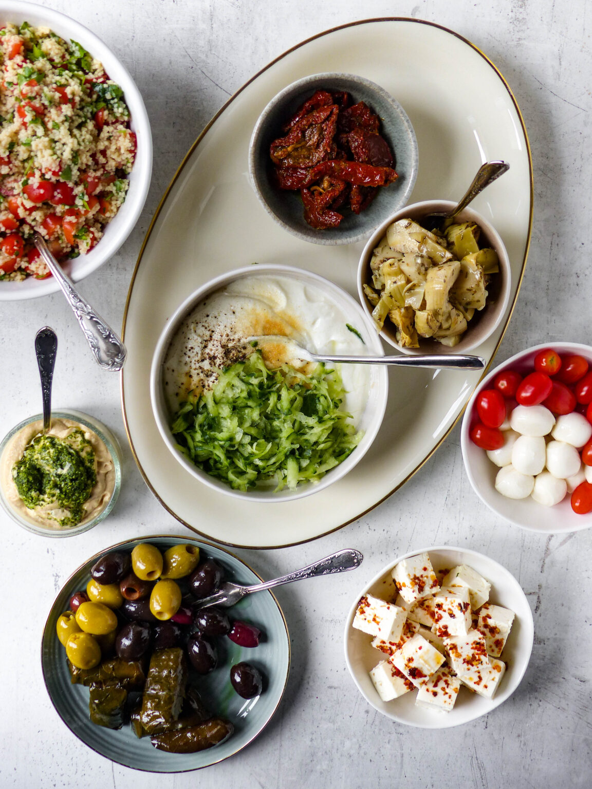 Griechische Vorspeisen - Vegetarische Mezze-Platte - Anna Lee EATS.