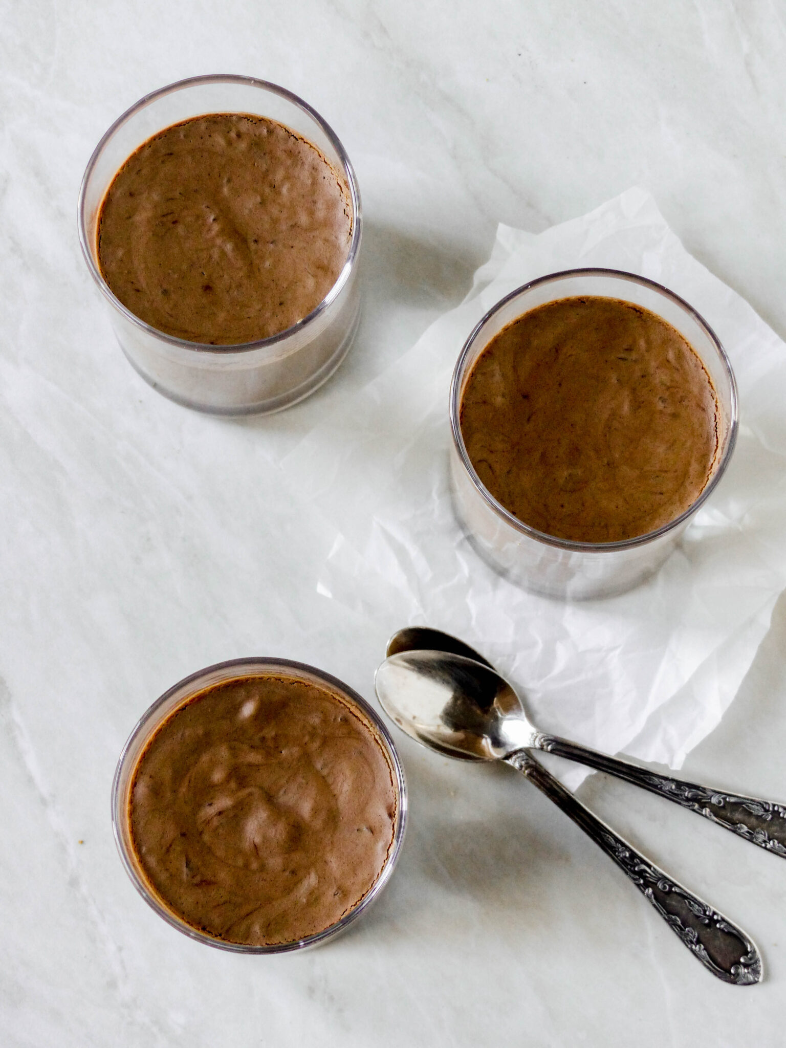 Veganes Schokoladenmousse mit Pecan-Karamell-Krokant - Anna Lee EATS.