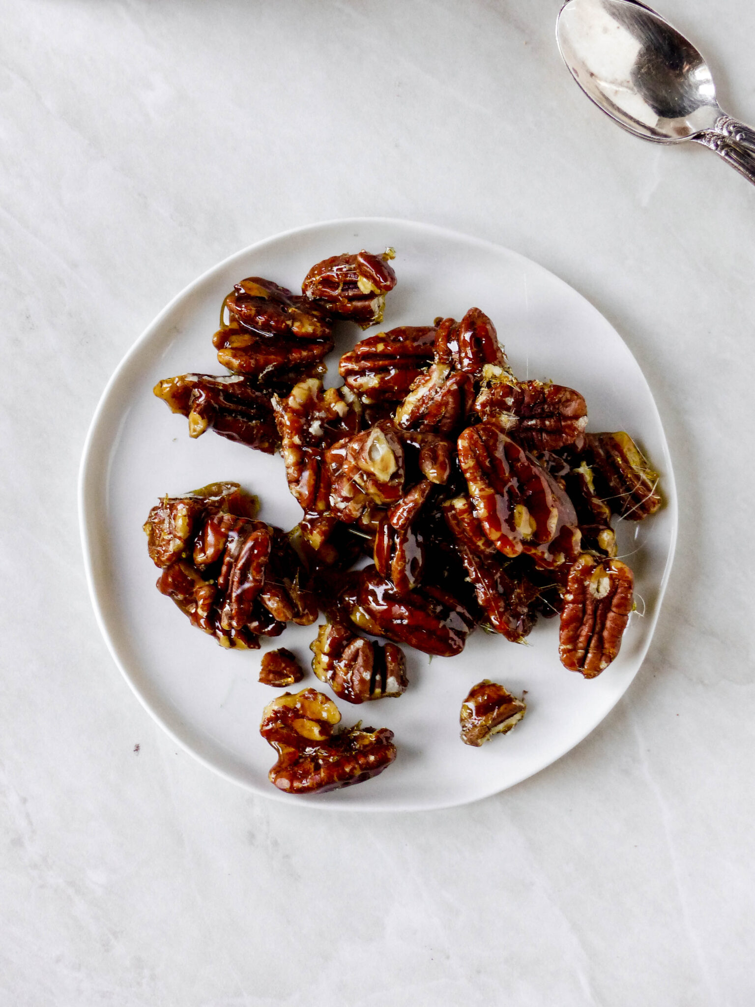 Veganes Schokoladenmousse mit Pecan-Karamell-Krokant - Anna Lee EATS.