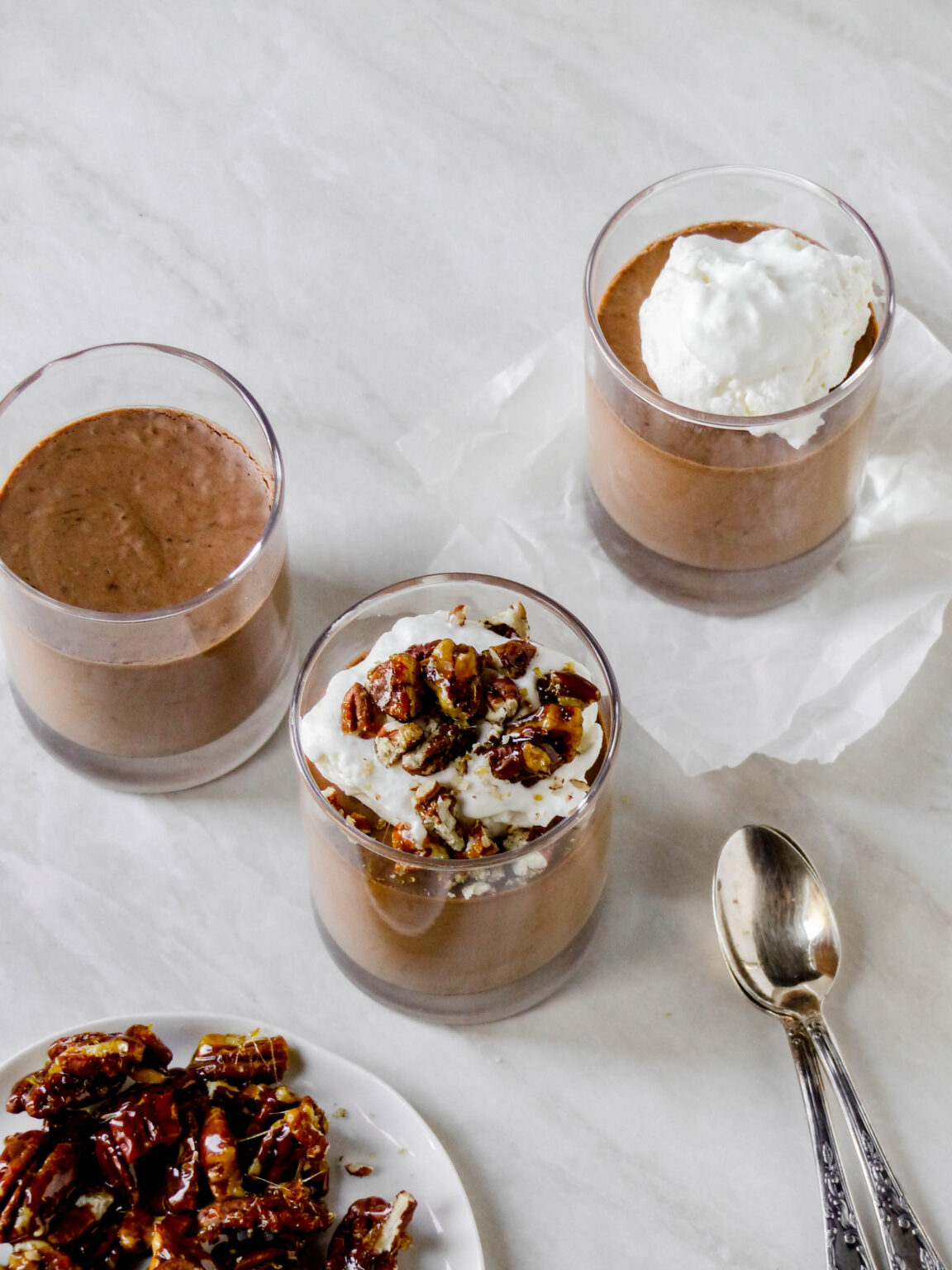 Veganes Schokoladenmousse mit Pecan-Karamell-Krokant - Anna Lee EATS.