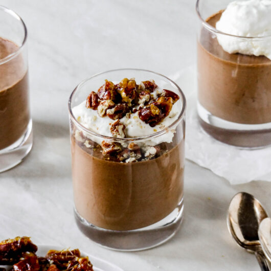 Veganes Schokoladenmousse mit Pecan-Karamell-Krokant - Anna Lee EATS.