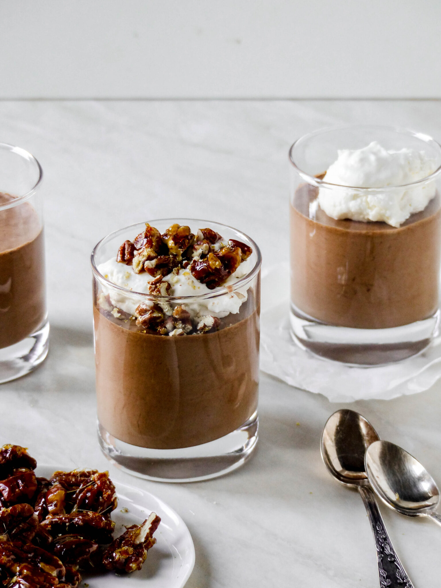 Veganes Schokoladenmousse mit Pecan-Karamell-Krokant - Anna Lee EATS.
