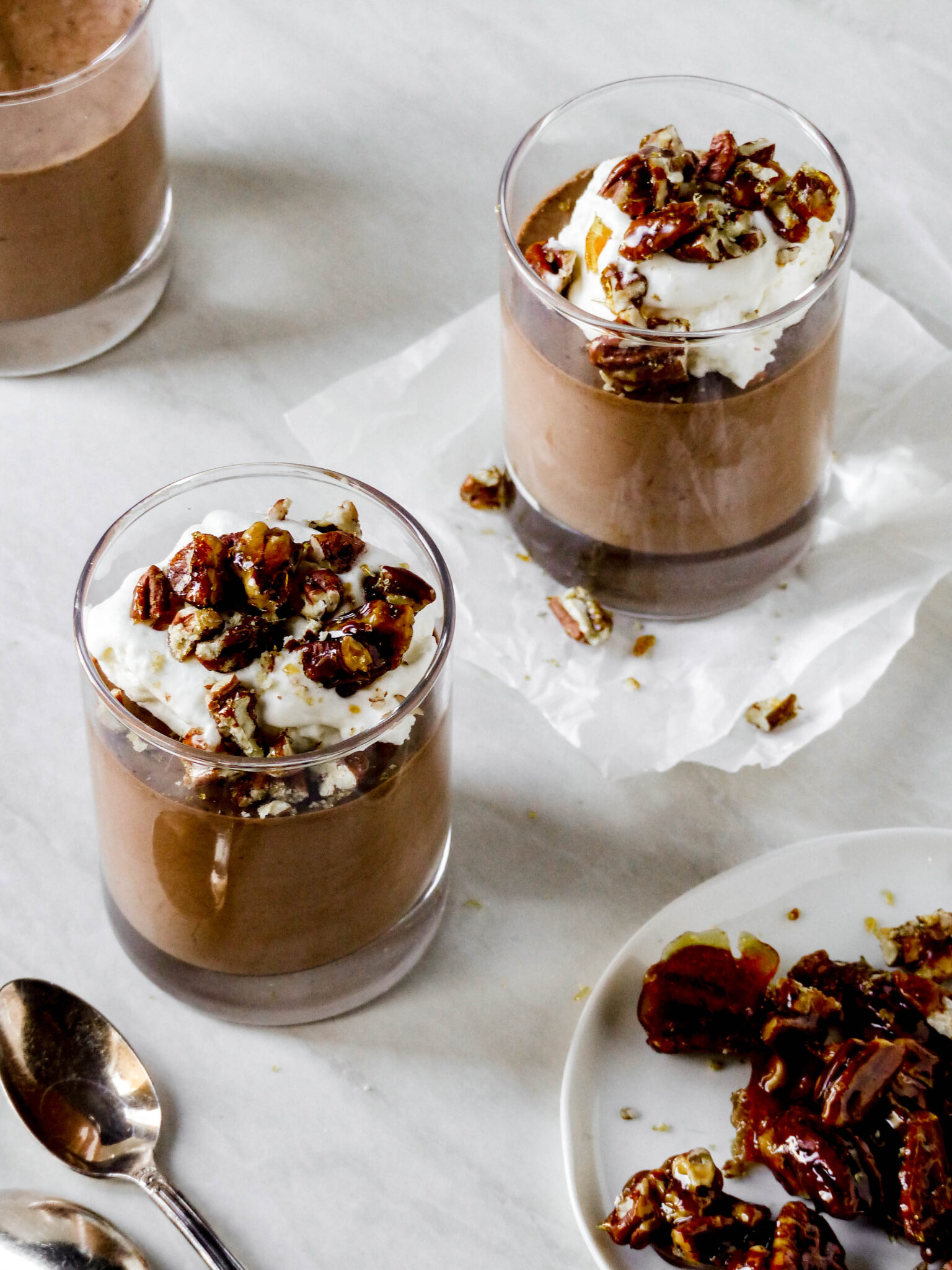 Veganes Schokoladenmousse mit Pecan-Karamell-Krokant - Anna Lee EATS.