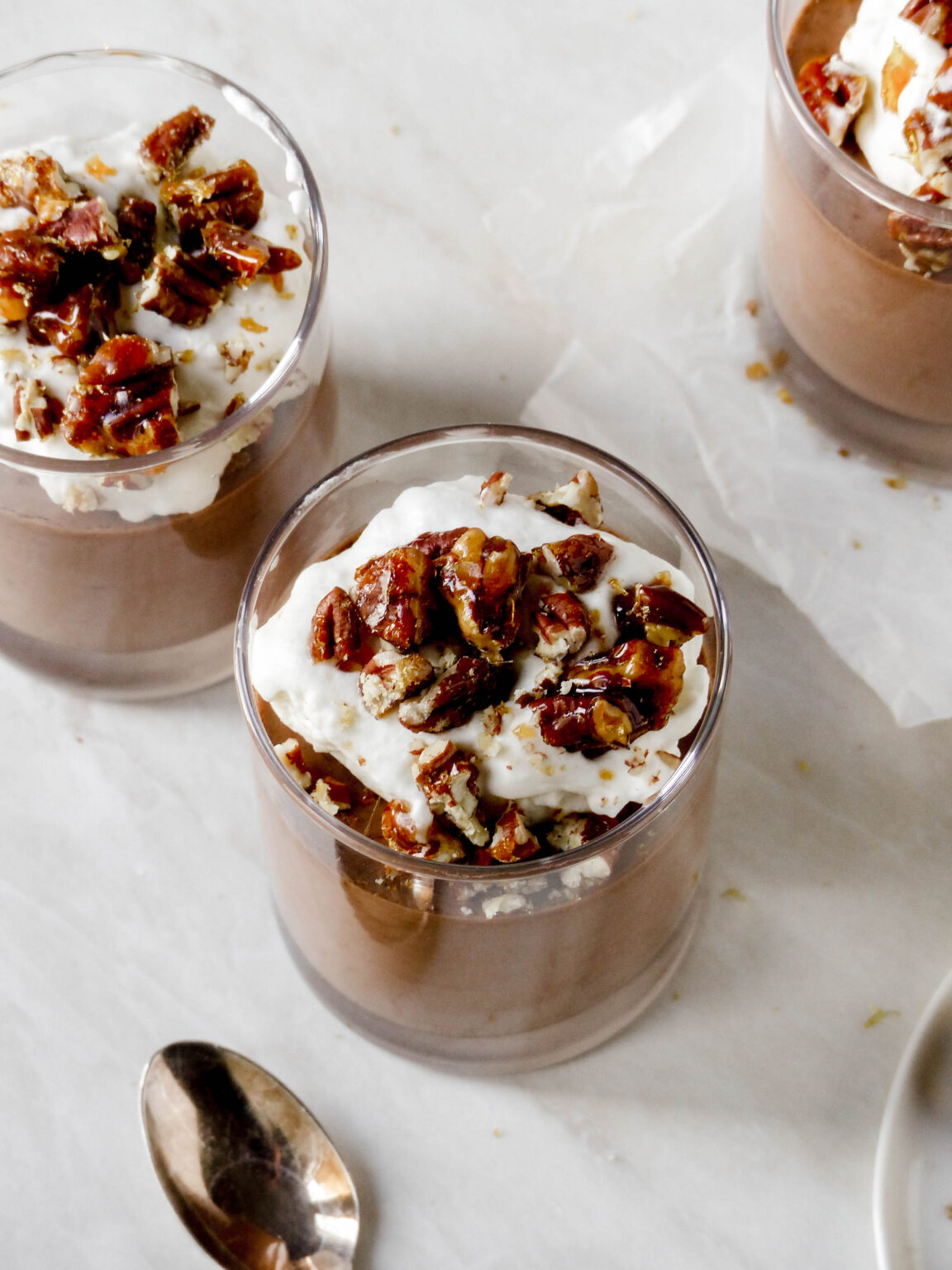Veganes Schokoladenmousse mit Pecan-Karamell-Krokant - Anna Lee EATS.