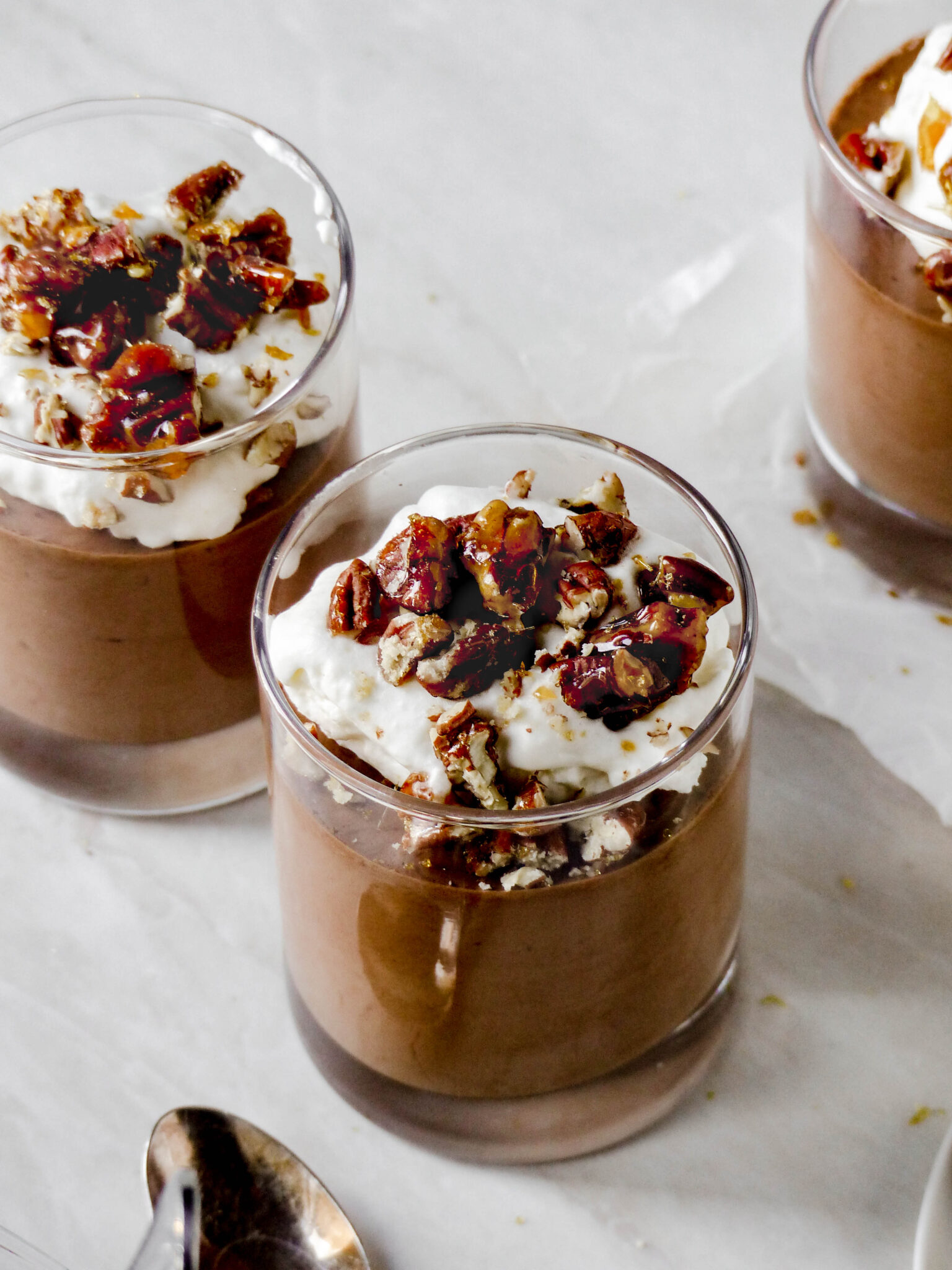 Veganes Schokoladenmousse mit Pecan-Karamell-Krokant - Anna Lee EATS. Veganes Schokoladenmousse mit Pecan-Karamell-Krokant - Anna Lee EATS.