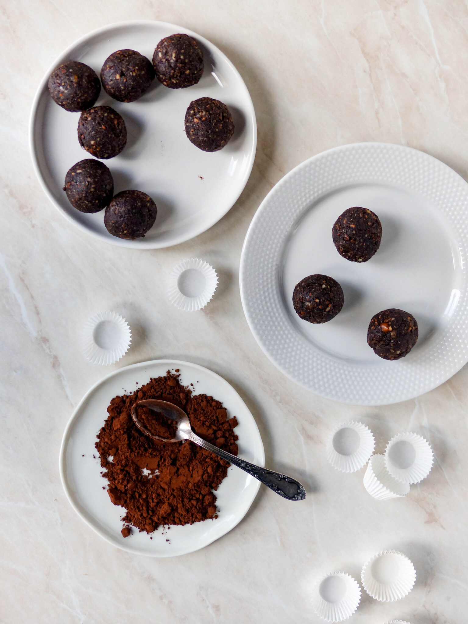 Gesunde Brownie Trüffel - vegane Schoko-Energiebällchen - Anna Lee EATS. Gesunde Brownie Trüffel - vegane Schoko-Energiebällchen - Anna Lee EATS.