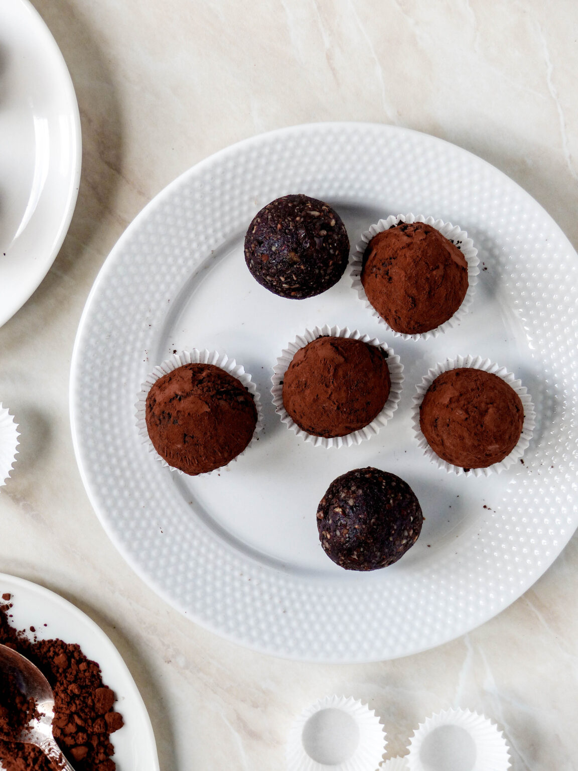 Gesunde Brownie Trüffel - vegane Schoko-Energiebällchen - Anna Lee EATS.