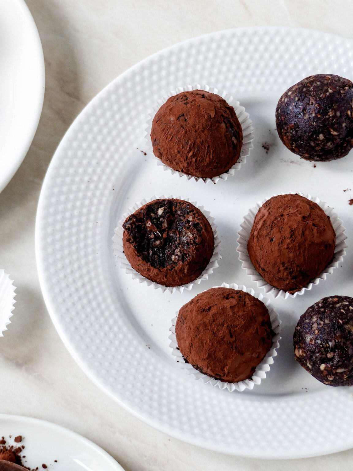 Gesunde Brownie Trüffel - vegane Schoko-Energiebällchen - Anna Lee EATS.