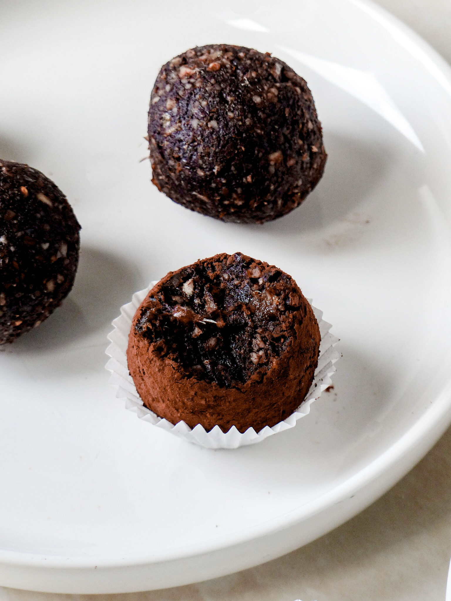 Gesunde Brownie Trüffel - vegane Schoko-Energiebällchen - Anna Lee EATS.