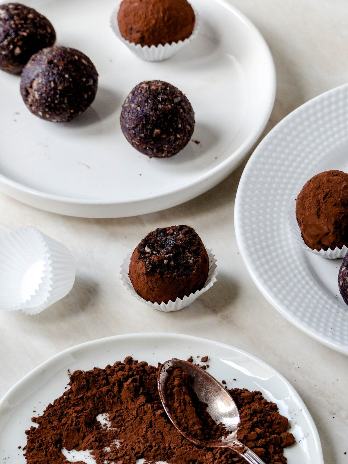 Gesunde Brownie Trüffel - vegane Schoko-Energiebällchen - Anna Lee EATS.