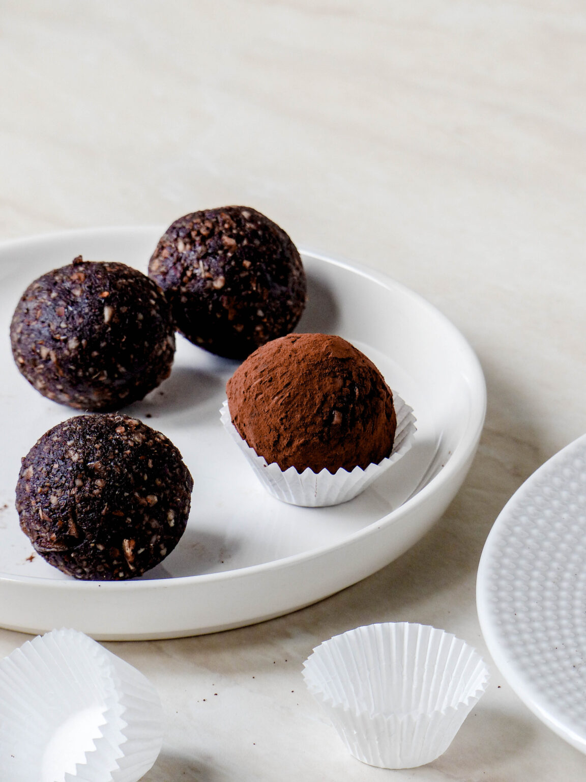 Gesunde Brownie Trüffel - vegane Schoko-Energiebällchen - Anna Lee EATS. Gesunde Brownie Trüffel - vegane Schoko-Energiebällchen - Anna Lee EATS.