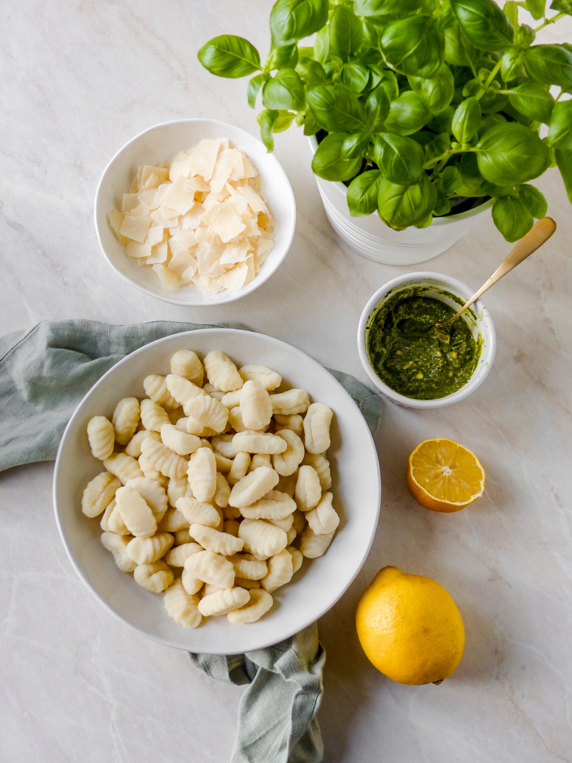 Gnocchi mit Basilikumpesto, Zitrone und Parmesan