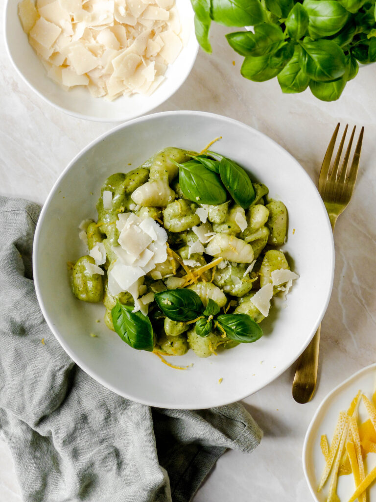 Gnocchi mit Basilikumpesto, Zitrone und Parmesan - Anna Lee EATS.