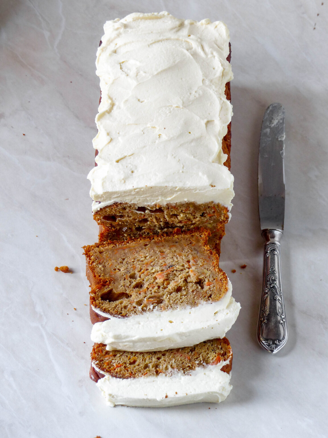 Möhrenkuchen mit Frischkäse-Frosting (Carrot Cake) - Anna Lee EATS. Möhrenkuchen mit Frischkäse-Frosting (Carrot Cake) - Anna Lee EATS.