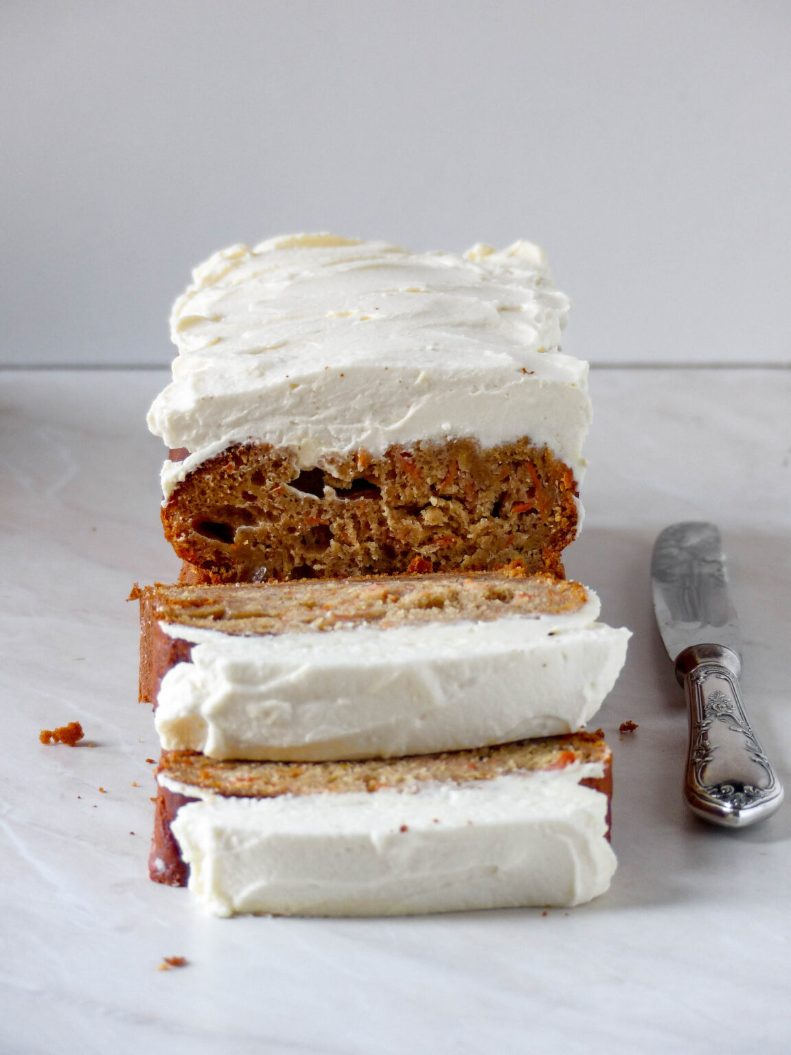 Möhrenkuchen mit Frischkäse-Frosting (Carrot Cake) - Anna Lee EATS. Möhrenkuchen mit Frischkäse-Frosting (Carrot Cake) - Anna Lee EATS.