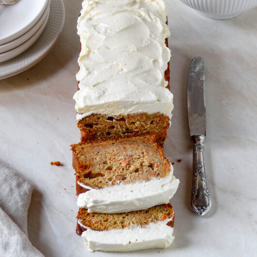 Möhrenkuchen mit Frischkäse-Frosting (Carrot Cake) - Anna Lee EATS. Möhrenkuchen mit Frischkäse-Frosting (Carrot Cake) - Anna Lee EATS.