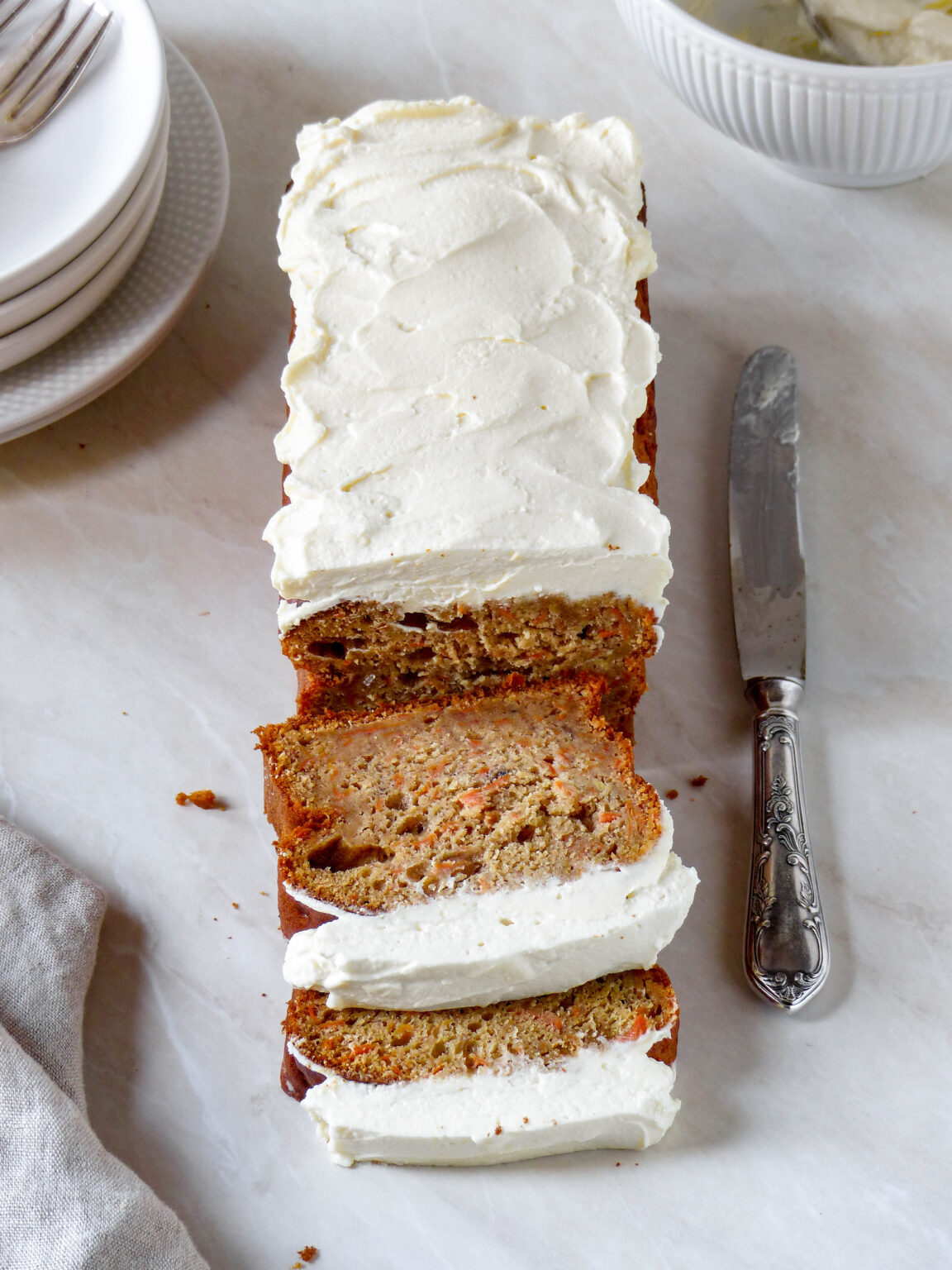 Möhrenkuchen mit Frischkäse-Frosting (Carrot Cake) - Anna Lee EATS.