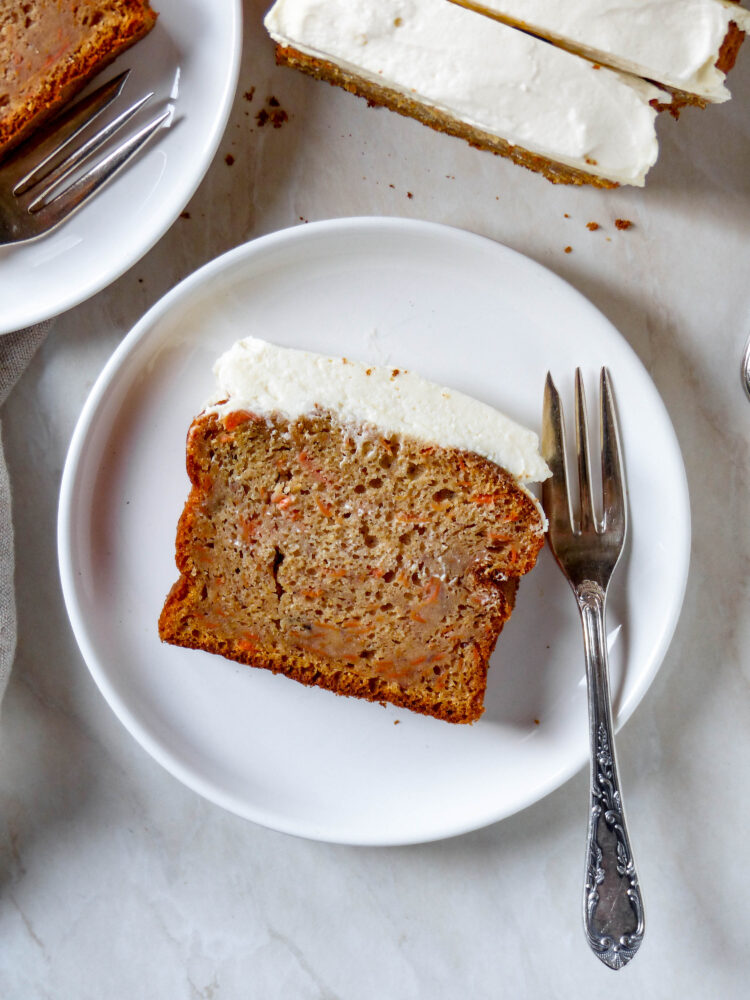 Möhrenkuchen mit Frischkäse-Frosting (Carrot Cake) - Anna Lee EATS.