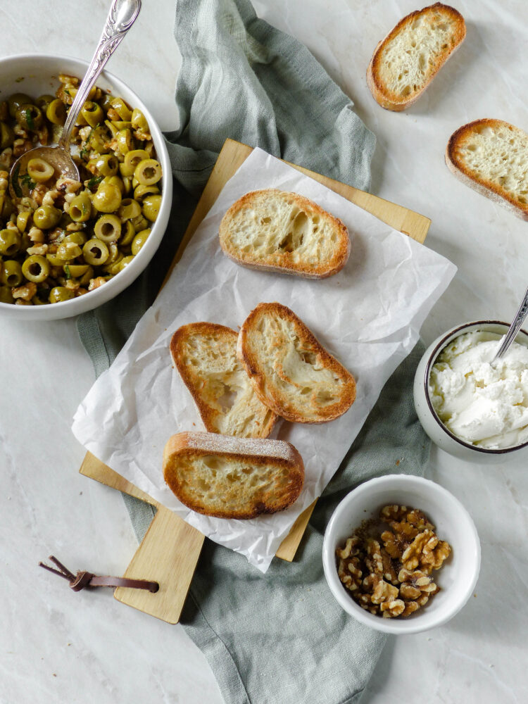 Crostini mit Frischkäse, marinierten Oliven, Walnüssen &amp; Minze - Anna ...