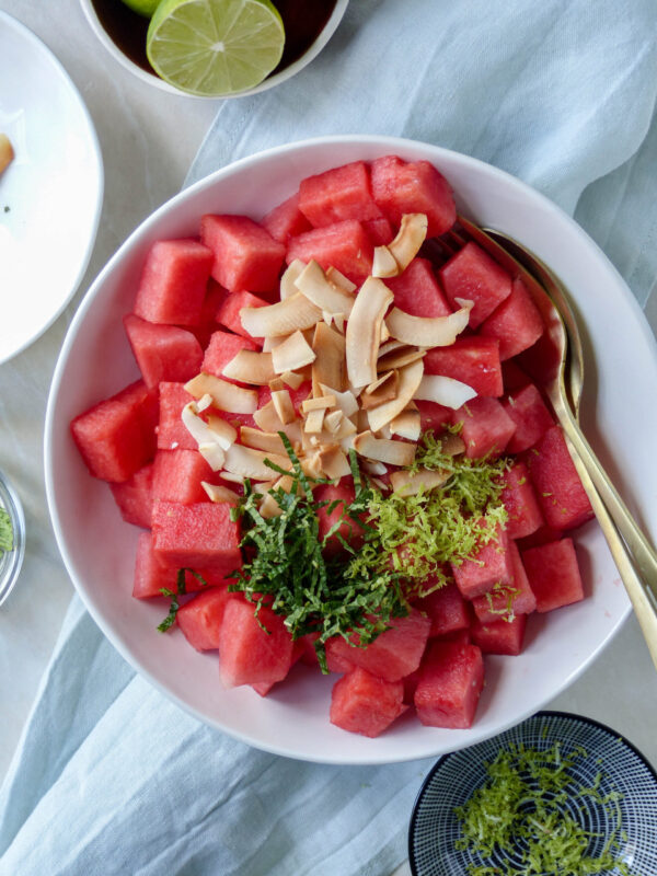 Wassermelonensalat - mit gerösteter Kokosnuss und Limette - Anna Lee EATS.